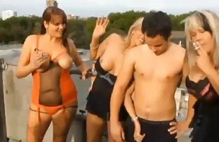 حليب. مع الأظافر الحمراء ، ورمي الملابس على الأرض والاستمناء كس مع مقاطع اجنبيه جنسيه لعبة الوردي