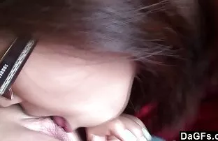 زوجة افلام جنسيه اجنبي السماح زوجها يمارس الجنس معها في الحمار على أريكة زرقاء