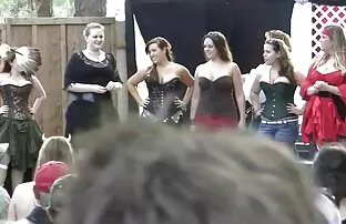 رجل أسود كبير برميل بقصف امرأة سمراء لاتينا في ملابس مشاهدة افلام اجنبية جنسية السباحة