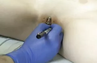 الوشم فتاة في سترة صفراء مع رجل أسود أمام hahahal افلام جنسيه اجنبيه