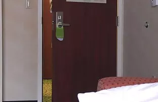 الرجل الذي يلعق قبعة الفتاة والنظارات والملاعين لها أفلام أجنبية جنسية في المواقف المختلفة