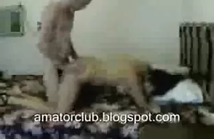 شقراء جنيه نفسها مع دسار سوداء على افلام جنسية اجنبية للكبار الشرفة