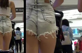 اثنين من الناس جميلة تعطي اللسان لرجل افلام جنسية اجنبى يمارس الجنس معه في فندق