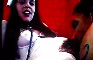 سمراء الملاعين مع رجل مشاهد جنسية من افلام اجنبية على الأريكة الحمراء
