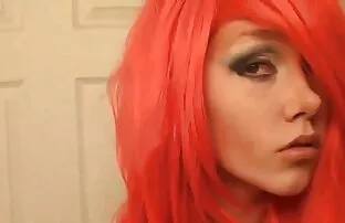 مثير في سن المراهقة يستمني و cums في حين يجلس على آلة لقطات جنسيه من افلام اجنبيه الجنس